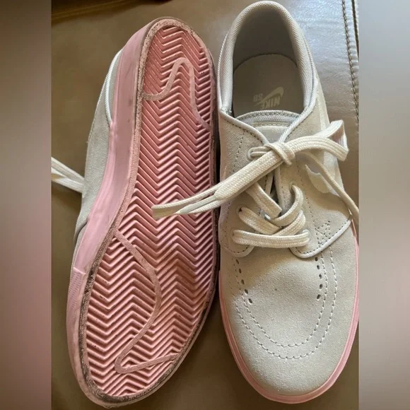 Nike shoes - Picture 2 of 3